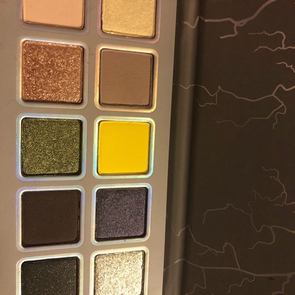 ✨HP✨2 KYLIE AUTHENTIC NEW EYESHADOW PLATTE - Picture 3 of 8